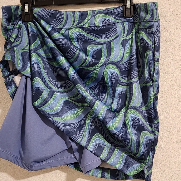 Greg Norman women's L skort and XL golf shirt MATCHING SET. Item 081224XX - Picture 11 of 12